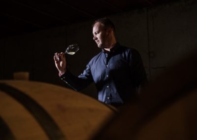 vigneron dans sa cave